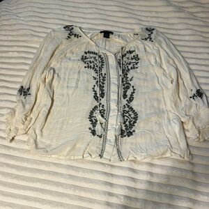 Karen Kane embroidered ivory blouse. XL. 3/4 sleeves.